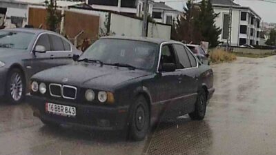 Bursa’nın İnegöl ilçesinde trafikte drift yaptığı anlar araç kamerasına yansıyan
