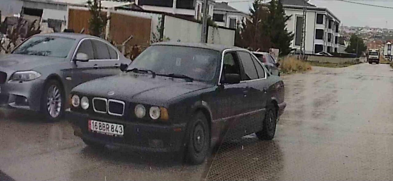 Bursa’nın İnegöl ilçesinde trafikte drift yaptığı anlar araç kamerasına yansıyan