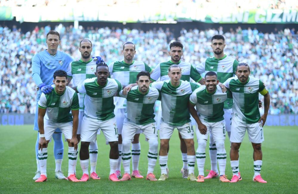 Bursaspor’un hazırlık planı netleşti Yeni sezon hazırlıklarını sürdüren Bursaspor'un hazırlık maçı programı belli oldu.
