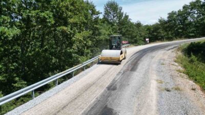 Bursa Büyükşehir Belediyesi, 17 ilçede sürdürdüğü yol yenileme çalışmaları kapsamında