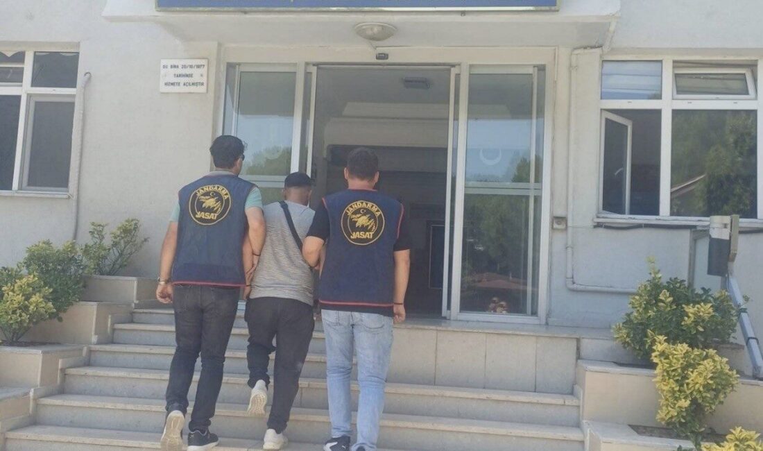 Çanakkale’de jandarma ekiplerince gerçekleştirilen huzur uygulamasında farklı suçlardan aranan 64