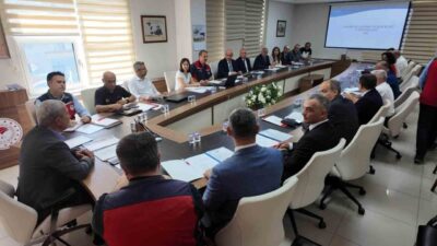 Çanakkale’de mevsimlik işçilerin hayat şartlarının iyileştirilmesi için toplantı yapıldı. Vali
