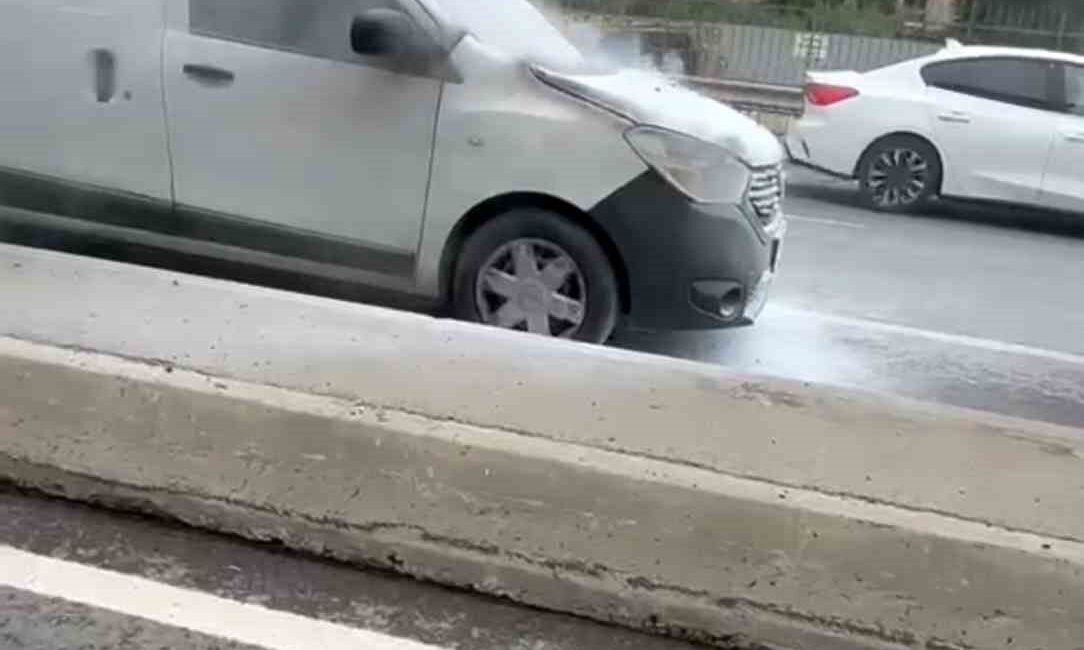 Çekmeköy’de yanan otomobil vatandaşların müdahalesiyle söndürüldü Çekmeköy’de seyir halindeyken motor kısmından dumanlar yükselen otomobilde çıkan yangın,