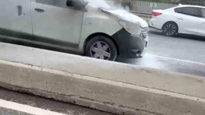 Çekmeköy’de seyir halindeyken motor kısmından dumanlar yükselen otomobilde çıkan yangın,