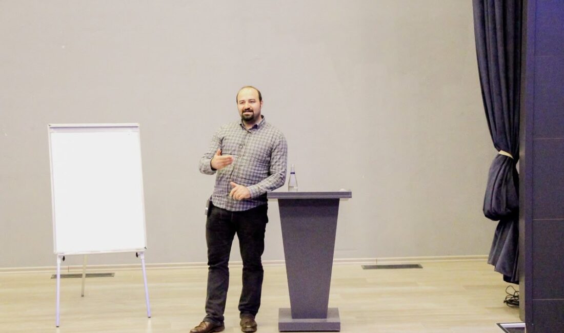 ÇOMÜ’de taciz dosyası olan akademisyenin dosyasına mahkemeden yürütmeyi durdurma kararı ÇOMÜ öğretim görevlisi Olkan Senemoğlu (40), taciz soruşturması çerçevesinde 2026