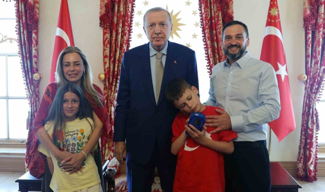 Cumhurbaşkanı Erdoğan “Cake Not Hate” kampanyasıyla tanınan Joshua Harris’i kabul etti Cumhurbaşkanı Recep Tayyip Erdoğan, “Cake Not Hate (Nefret Etme, Kek