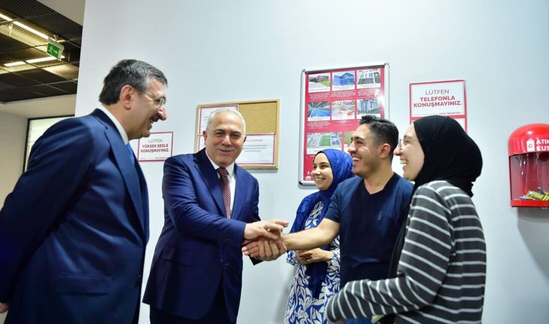 Cumhurbaşkanı Yardımcısı Cevdet Yılmaz, Fatih Merkez Kütüphanesi’ni ziyaret etti Cumhurbaşkanı Yardımcısı Cevdet Yılmaz, Fatih Merkez Kütüphanesi’ni gezdi. Yılmaz, ders