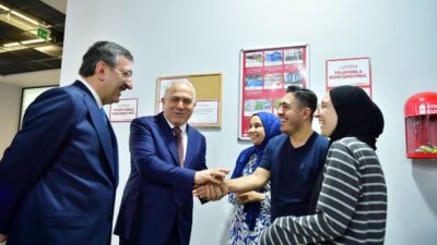 Cumhurbaşkanı Yardımcısı Cevdet Yılmaz, Fatih Merkez Kütüphanesi’ni gezdi. Yılmaz, ders