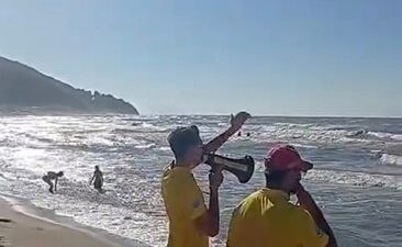Bursa’nın Karacabey ilçesinde denizin dalgalı olmasına rağmen bir vatandaş, cankurtaran
