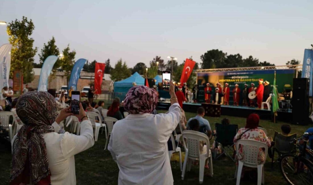 Derince’de tarihi ve nostaljik konser Kocaeli Büyükşehir Belediyesinin yaz etkinlikleri kapsamında Derince Sağlıklı Yaşam Parkı’nda