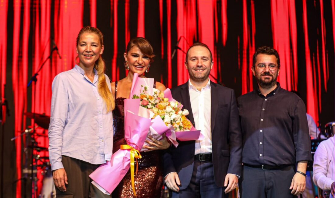64. Uluslararası Bursa Festivali kapsamında sahne alan Derya Bedavacı, sevilen