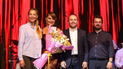 64. Uluslararası Bursa Festivali kapsamında sahne alan Derya Bedavacı, sevilen
