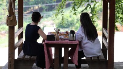 Kartepe Belediyesi Mesire Alanı, yaz sıcaklarında serin havası, doğal atmosferi