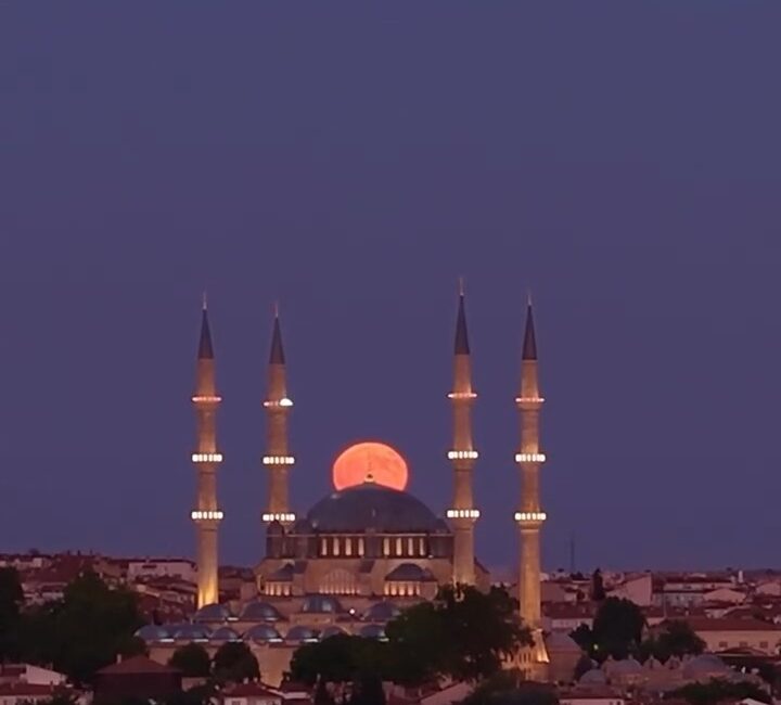 Dolunay, Selimiye Camii ile aynı karede Edirne’de gökyüzünü aydınlatan dolunay, Mimar Sinan’ın “ustalık eserim” dediği Selimiye