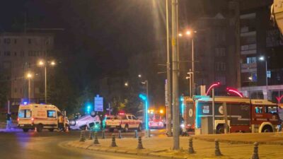Tekirdağ'ın Çorlu ilçesinde kontrolden çıkan hafif ticari araç bordür taşlarına