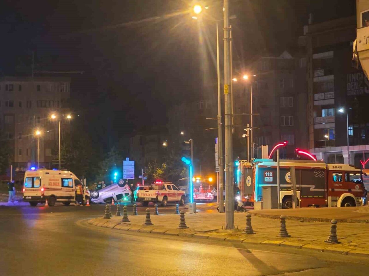 Tekirdağ'ın Çorlu ilçesinde kontrolden çıkan hafif ticari araç bordür taşlarına