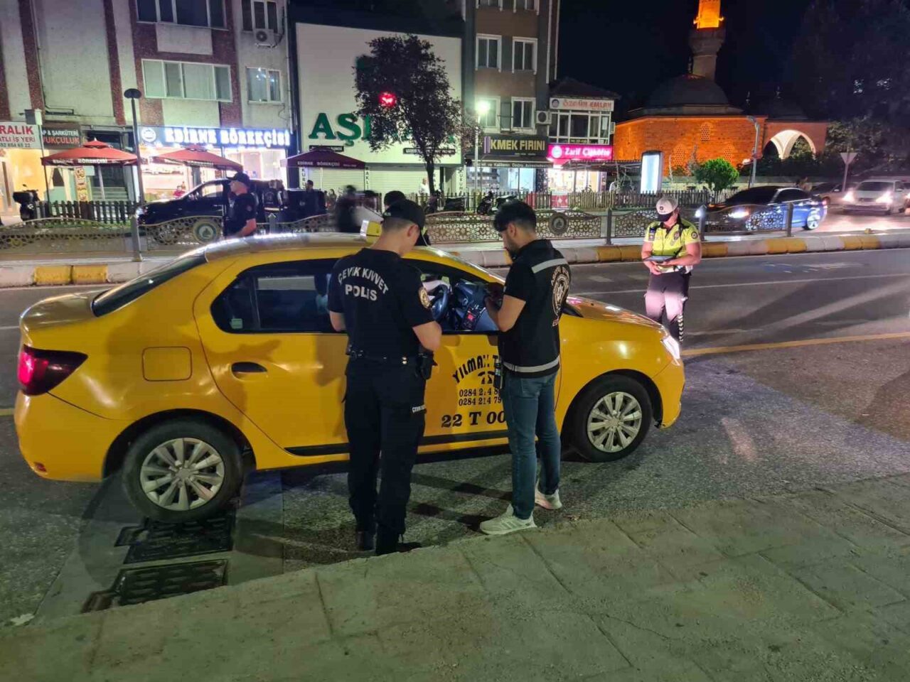 Edirne İl Emniyet Müdürlüğü ekiplerince kent genelinde gerçekleştirilen şok uygulamada