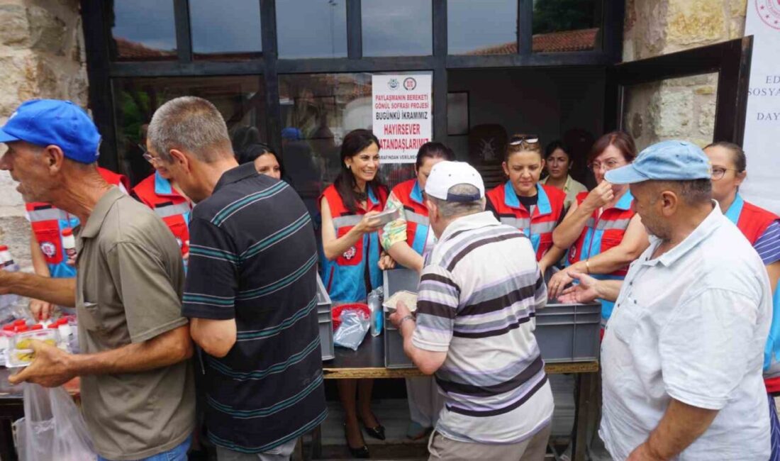 Edirne Valiliği Sosyal Yardımlaşma ve Dayanışma Vakfı’nca cuma namazı çıkışında