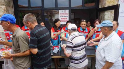 Edirne Valiliği Sosyal Yardımlaşma ve Dayanışma Vakfı’nca cuma namazı çıkışında