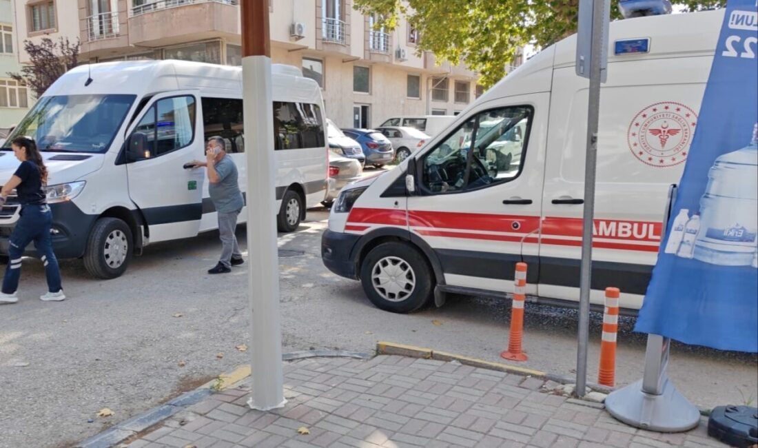 Edirne’de minibüsle çarpışan motosikletli yaralandı: Kaza anı kamerada Edirne’nin Keşan ilçesinde minibüs ile çarpışan motosikletin sürücüsü yaralandı. Kaza