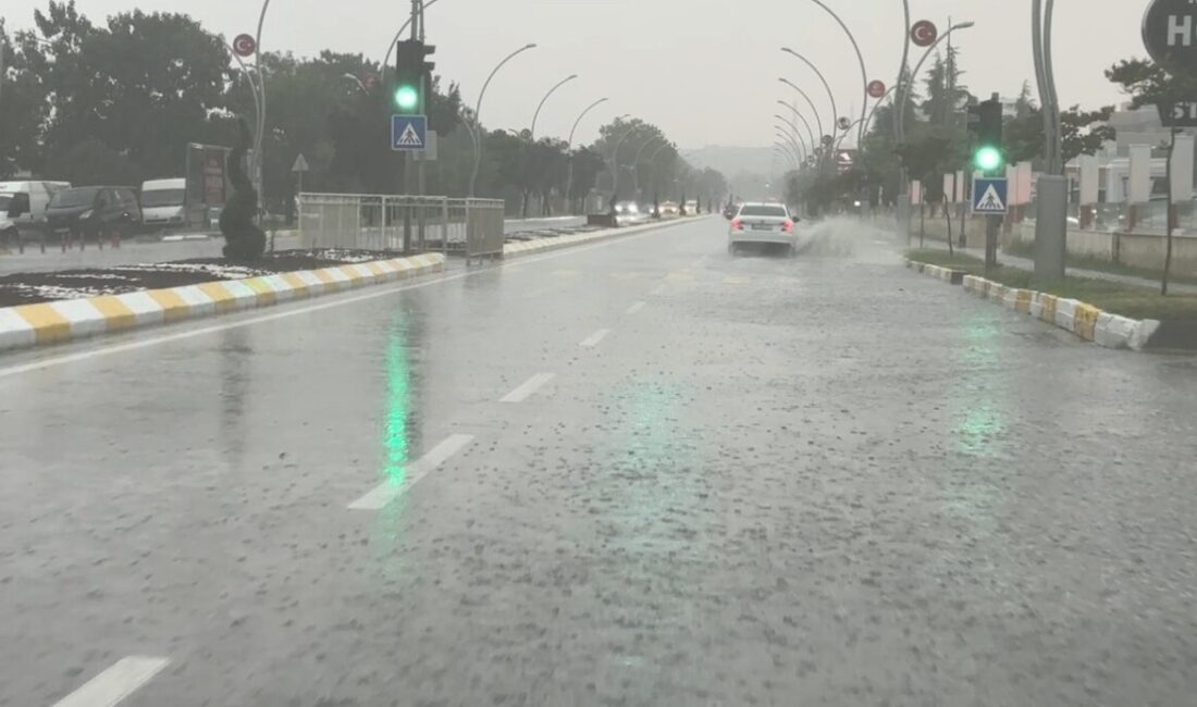 Edirne’de sağanak yağış yolları göle çevirdi Edirne’de etkili olan kısa süreli sağanak yağış, cadde ve sokakları