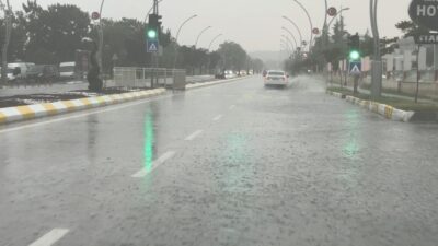 Edirne’de etkili olan kısa süreli sağanak yağış, cadde ve sokakları