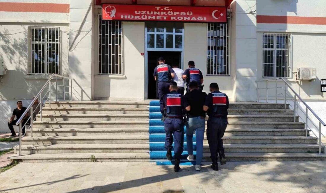 Edirne’de yasak bölgede yakalanan 2 düzensiz göçmen tutuklandı Edirne’nin Uzunköprü ilçesinde, yasa dışı yollarla yurt dışına çıkmaya çalışırken
