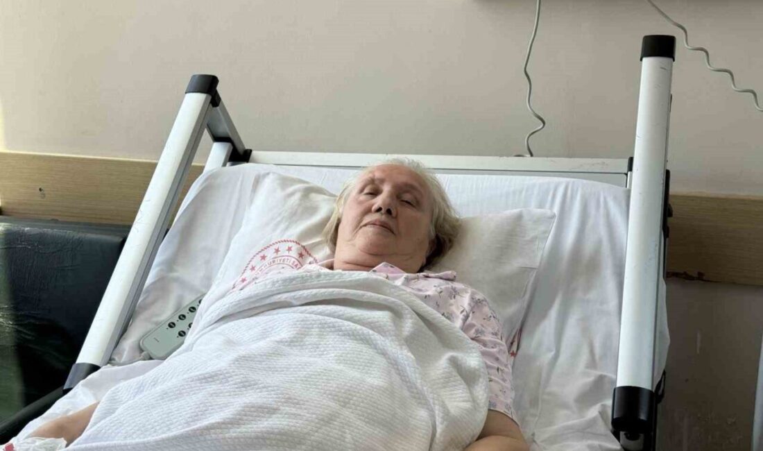 Eline gelen kitle üzerine harekete geçildi: “Türkiye’deki ilk ameliyat, gururluyuz” Memesinde eline kitle gelmesi sonrası kanser olduğu öğrenilen 68 yaşındaki