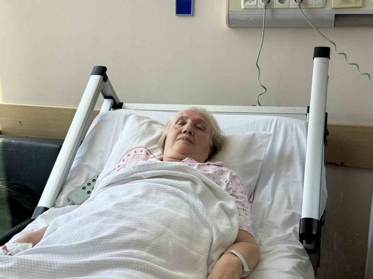 Eline gelen kitle üzerine harekete geçildi: “Türkiye’deki ilk ameliyat, gururluyuz” Memesinde eline kitle gelmesi sonrası kanser olduğu öğrenilen 68 yaşındaki