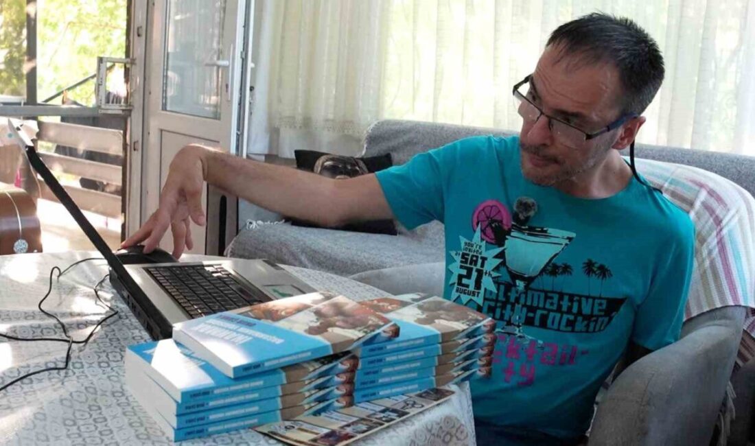 Engel tanımayan şair Balıkesir’in Burhaniye ilçesinde yaşayan doğuştan fiziksel engelli 43 yaşındaki Onur