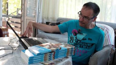 Balıkesir’in Burhaniye ilçesinde yaşayan doğuştan fiziksel engelli 43 yaşındaki Onur