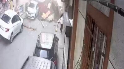 İstanbul Esenler'de etkili olan şiddetli fırtınada bir binanın çatısı sokağa