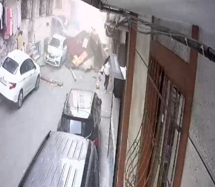 İstanbul Esenler'de etkili olan şiddetli fırtınada bir binanın çatısı sokağa