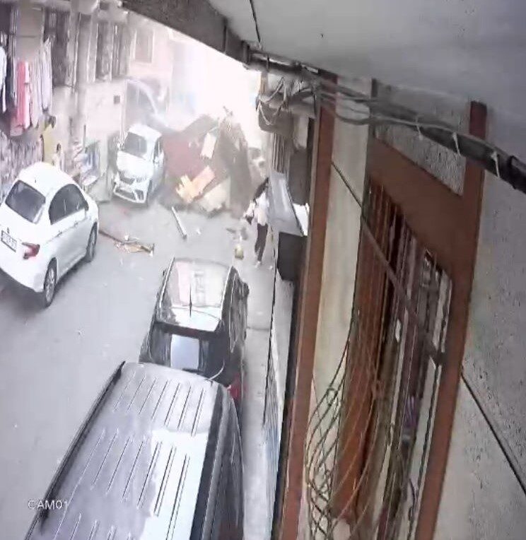 İstanbul Esenler'de etkili olan şiddetli fırtınada bir binanın çatısı sokağa