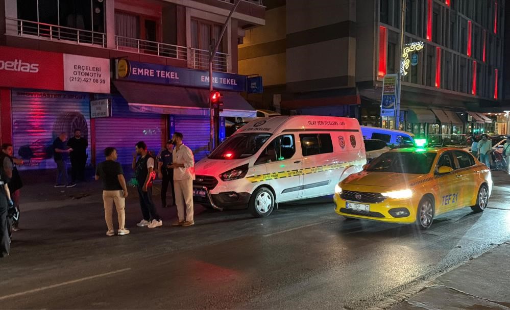 Eyüpsultan’da düzenlenen silahlı saldırıda yaralananlardan bir kişi hayatını kaybetti Eyüpsultan’da galeri dükkanında silahlı saldırıda yaralananlardan E.S.’nin kaldırıldığı hastanede tüm
