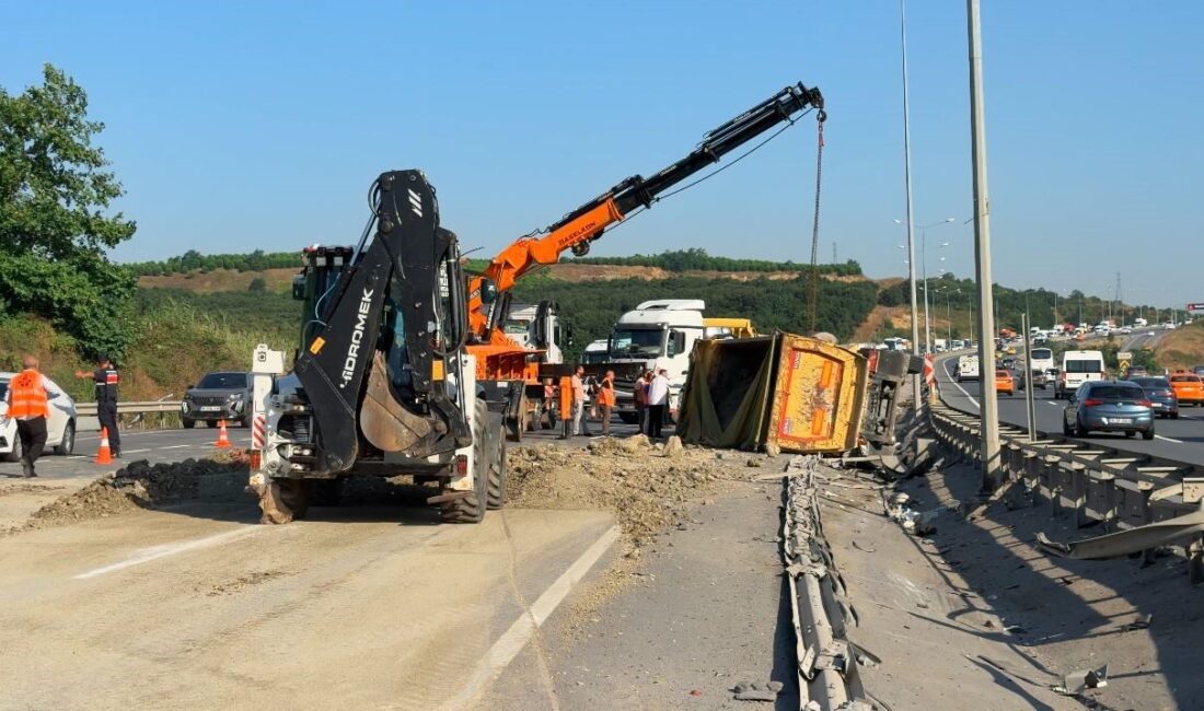 İstanbul Eyüpsultan’da bir hafriyat kamyonu, otomobile çarparak devrildi. Kazada 2
