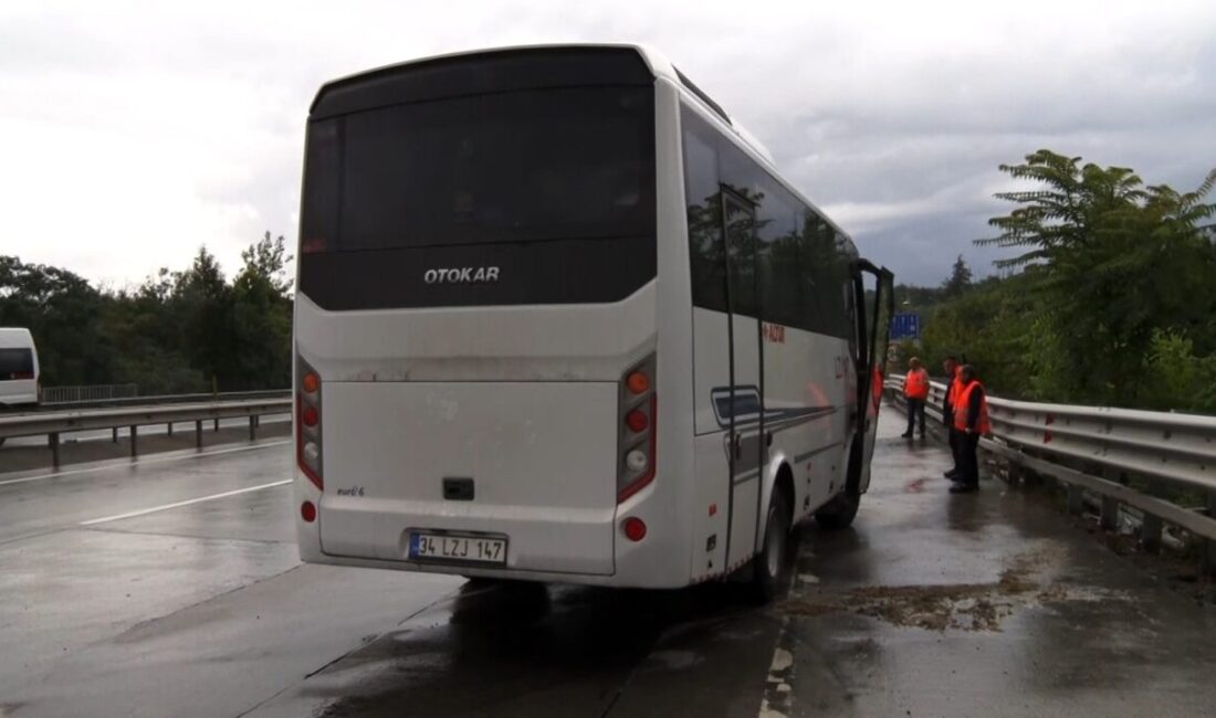 Eyüpsultan Hasdal-Kemerburgaz yolunda kontrolden çıkan havalimanı personel servisi bariyerlere çarptı.