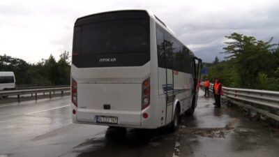 Eyüpsultan Hasdal-Kemerburgaz yolunda kontrolden çıkan havalimanı personel servisi bariyerlere çarptı.