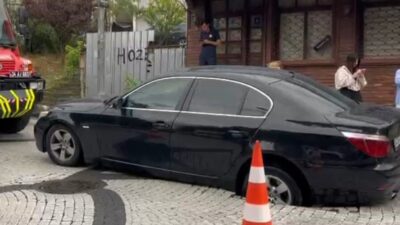 İstanbul Eyüpsultan’da seyir halindeki otomobil, çöken yoldaki çukura düştü. Olay