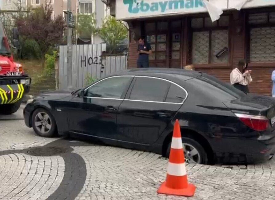 Eyüpsultan’da seyir halinde otomobil çöken yola düştü İstanbul Eyüpsultan’da seyir halindeki otomobil, çöken yoldaki çukura düştü. Olay