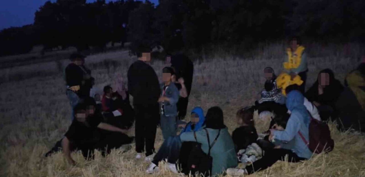 Çanakkale’nin Ezine ilçesinde Sahil Güvenlik ekipleri tarafından karada 7’si çocuk
