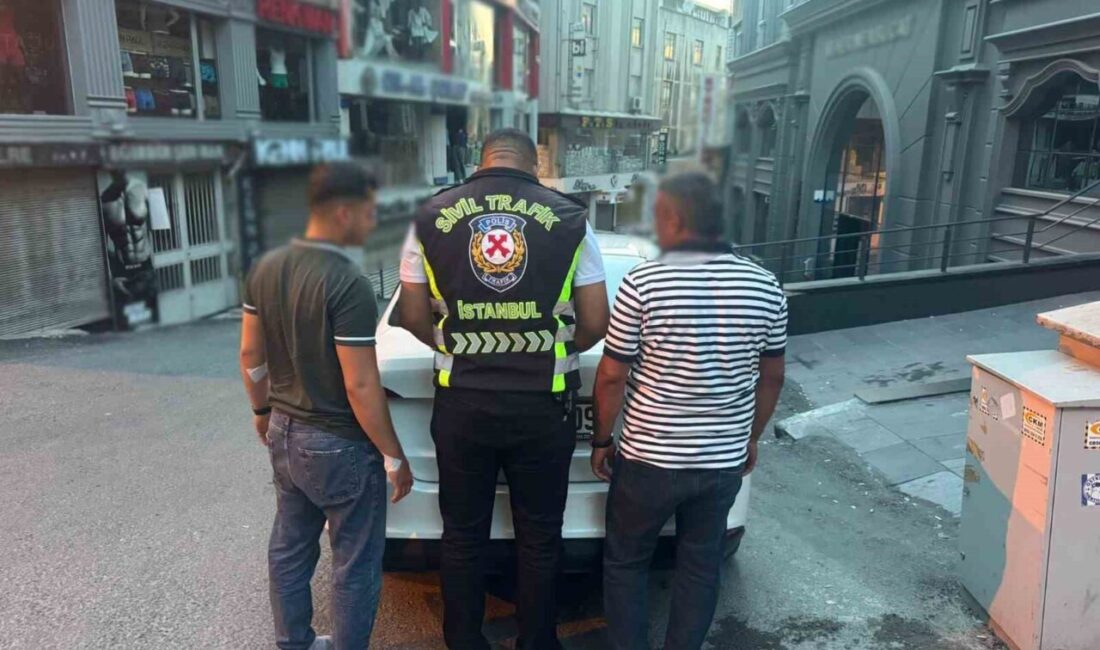 İstanbul Fatih'te trafikte tartıştığı taksiyi tekmeleyip camlarını kıran sürücü tutuklandı.