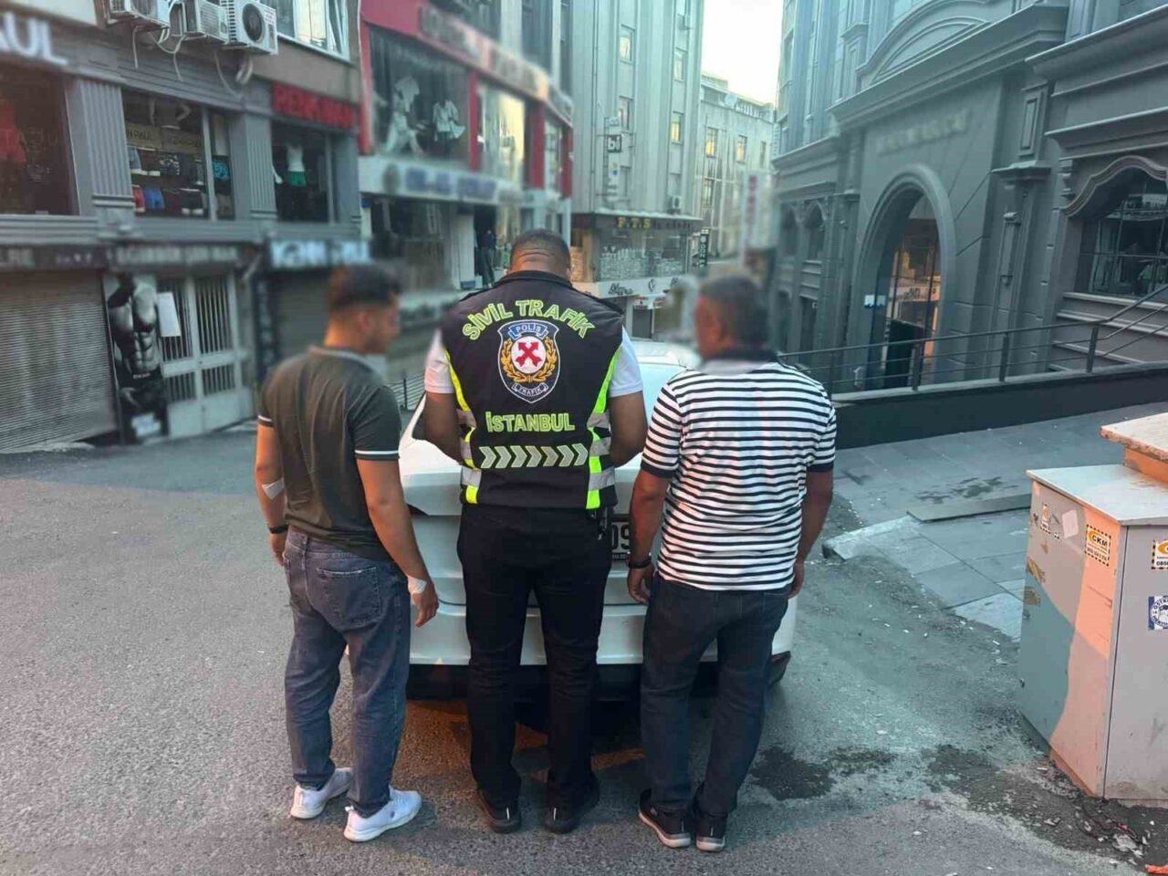 İstanbul Fatih'te trafikte tartıştığı taksiyi tekmeleyip camlarını kıran sürücü tutuklandı.