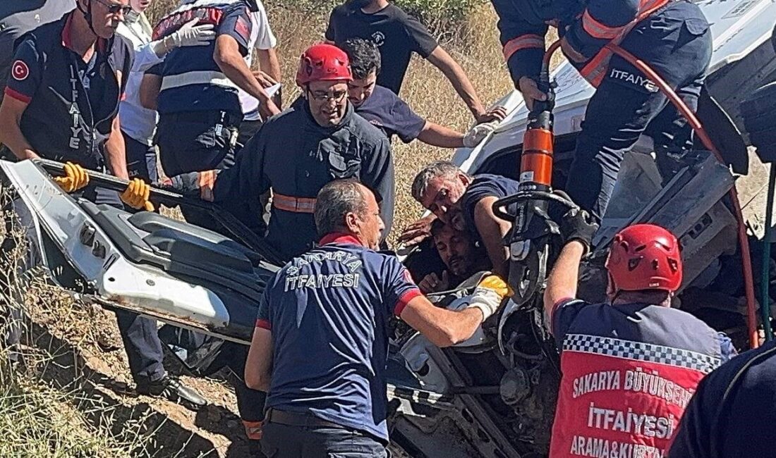 Sakarya’nın Pamukova ilçesinde freni boşalan şeftali yüklü kamyon, önünde seyreden