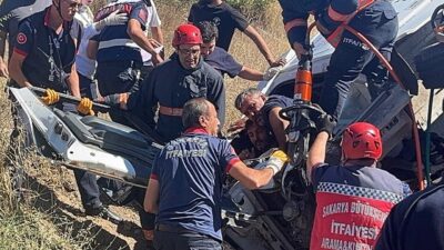 Sakarya’nın Pamukova ilçesinde freni boşalan şeftali yüklü kamyon, önünde seyreden