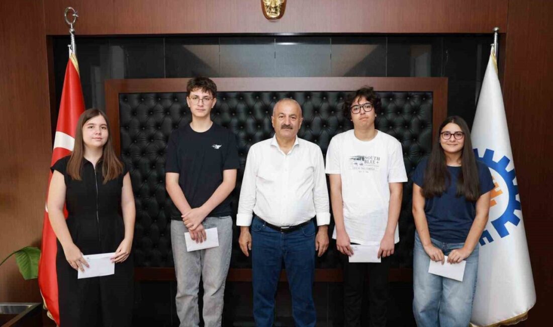 Gebze’den 4 öğrenci LGS’de 500 tam puan aldı Gebze Belediye Başkanı Zinnur Büyükgöz, LGS’de 500 tam puan alarak