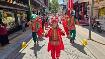 Gölcük Belediyesi’nin Geleneksel Sünnet Şöleni kapsamında 104 çocuk erkekliğe ilk