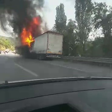 Bursa’nın Gemlik ilçesinde seyir halindeki tırda çıkan yangın paniğe neden