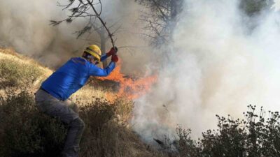 Balıkesir’in Gömeç ilçesinde rüzgarın etkisiyle yangın tekrar alevlenirken ekipler seferber