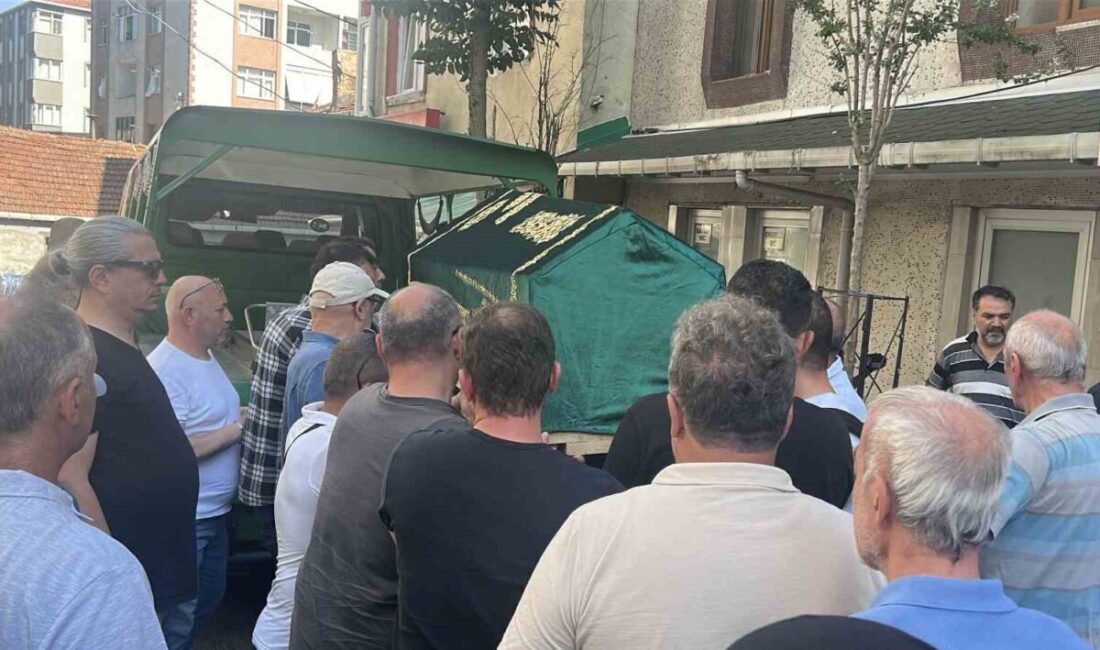 Haliç’te denize düşerek hayatını kaybeden tekne personeli son yolculuğuna uğurlandı Haliç’te Atatürk Köprüsü’nün altından geçiş yapan tur teknesinin köprü ayağına